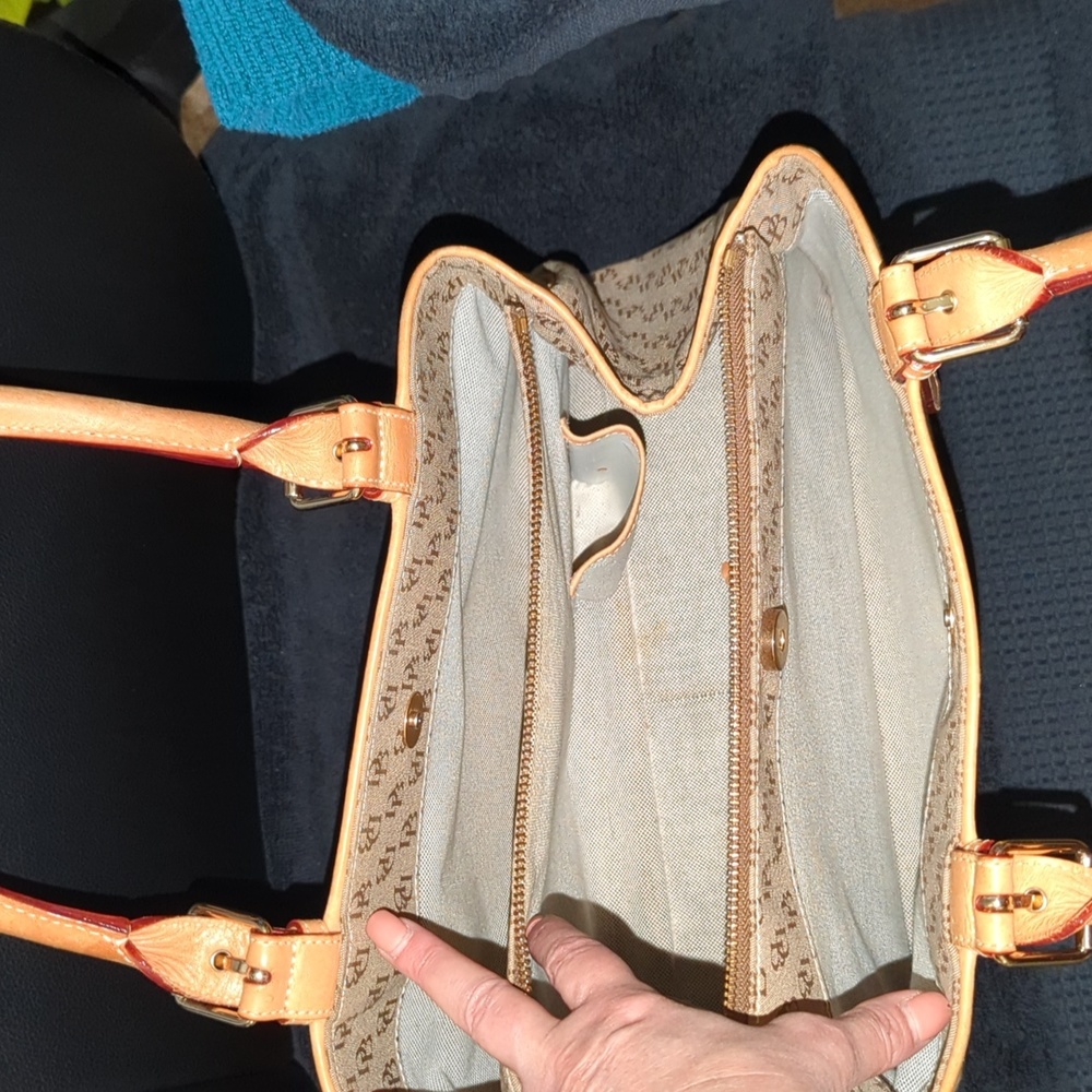 Dooney & Bourke Carry All View 5